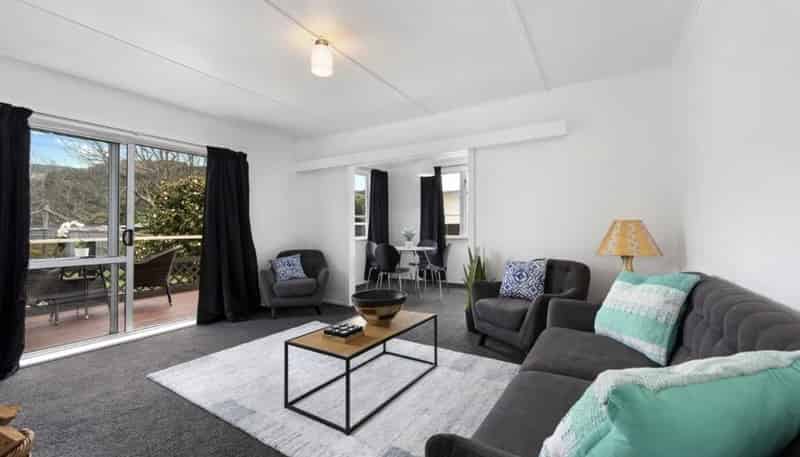 1319 High Street, Taita