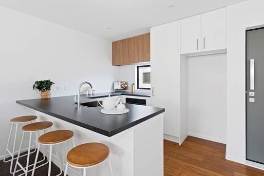 Sunny Two Bedroom Townhouse in Convenient Phillipstown Location - Bild 2