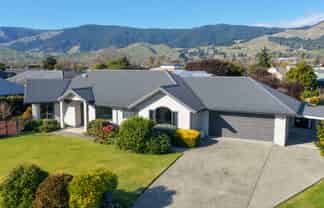 2 Strawberry Grove, Richmond
