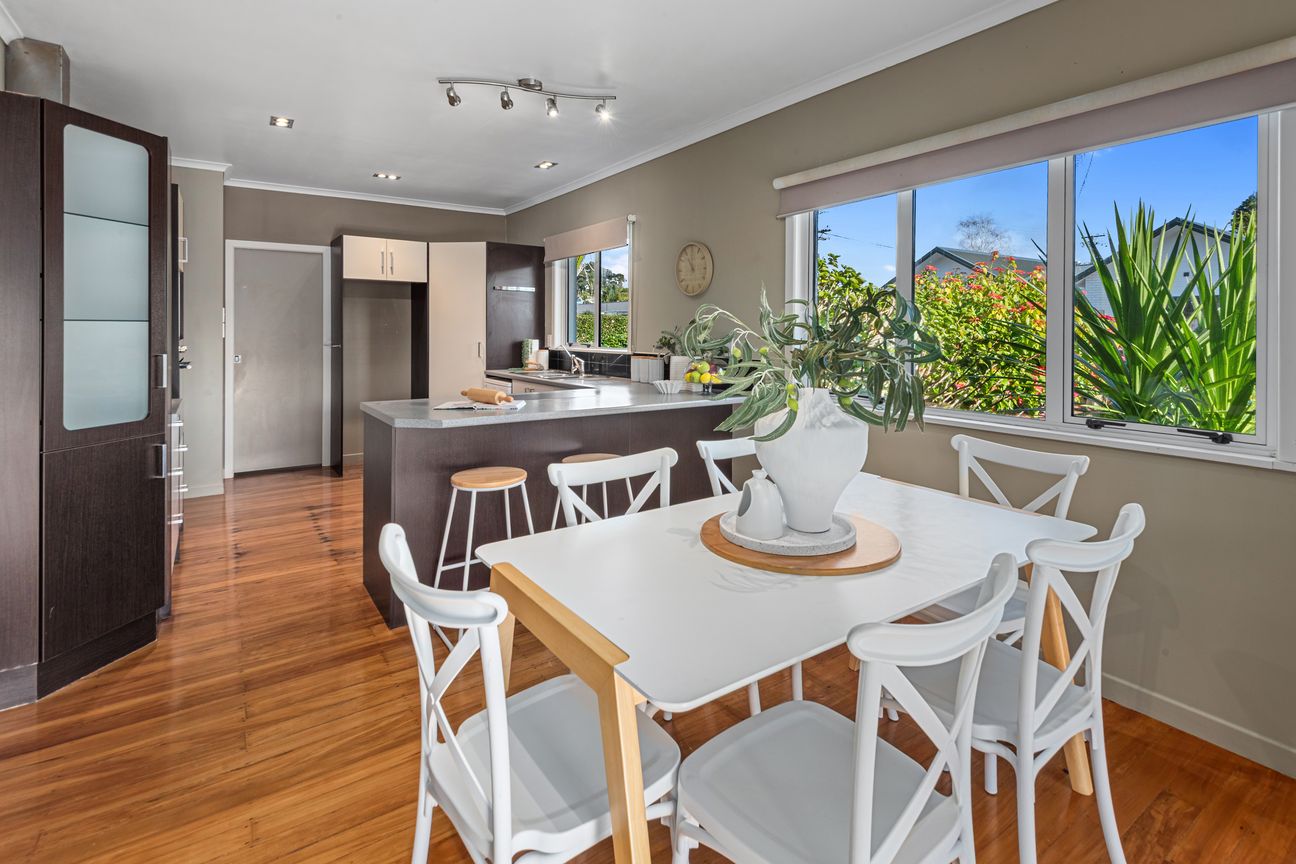 A Classic Family Favourite Flaunting Space and Sun - Widok 4