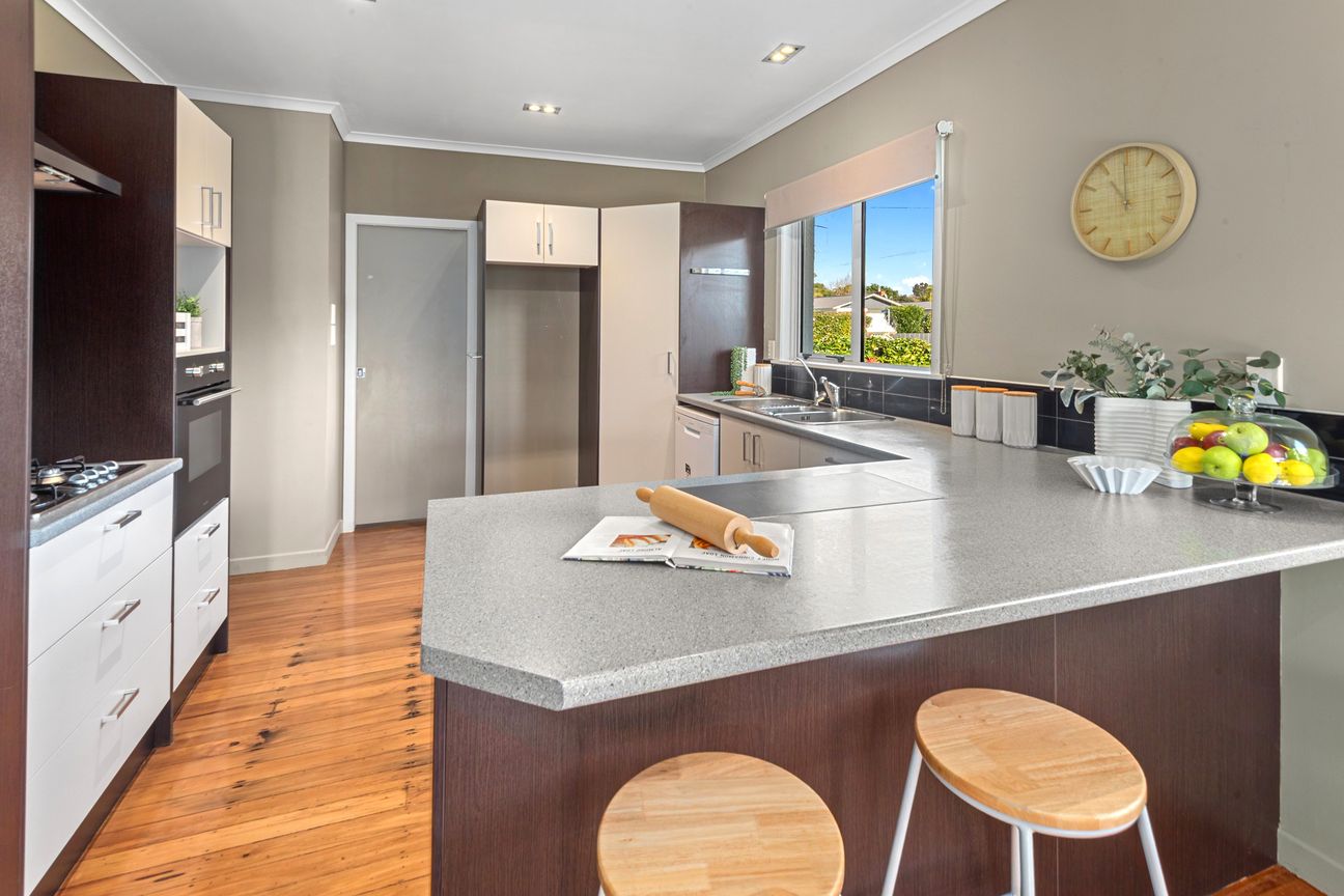 A Classic Family Favourite Flaunting Space and Sun - Widok 5