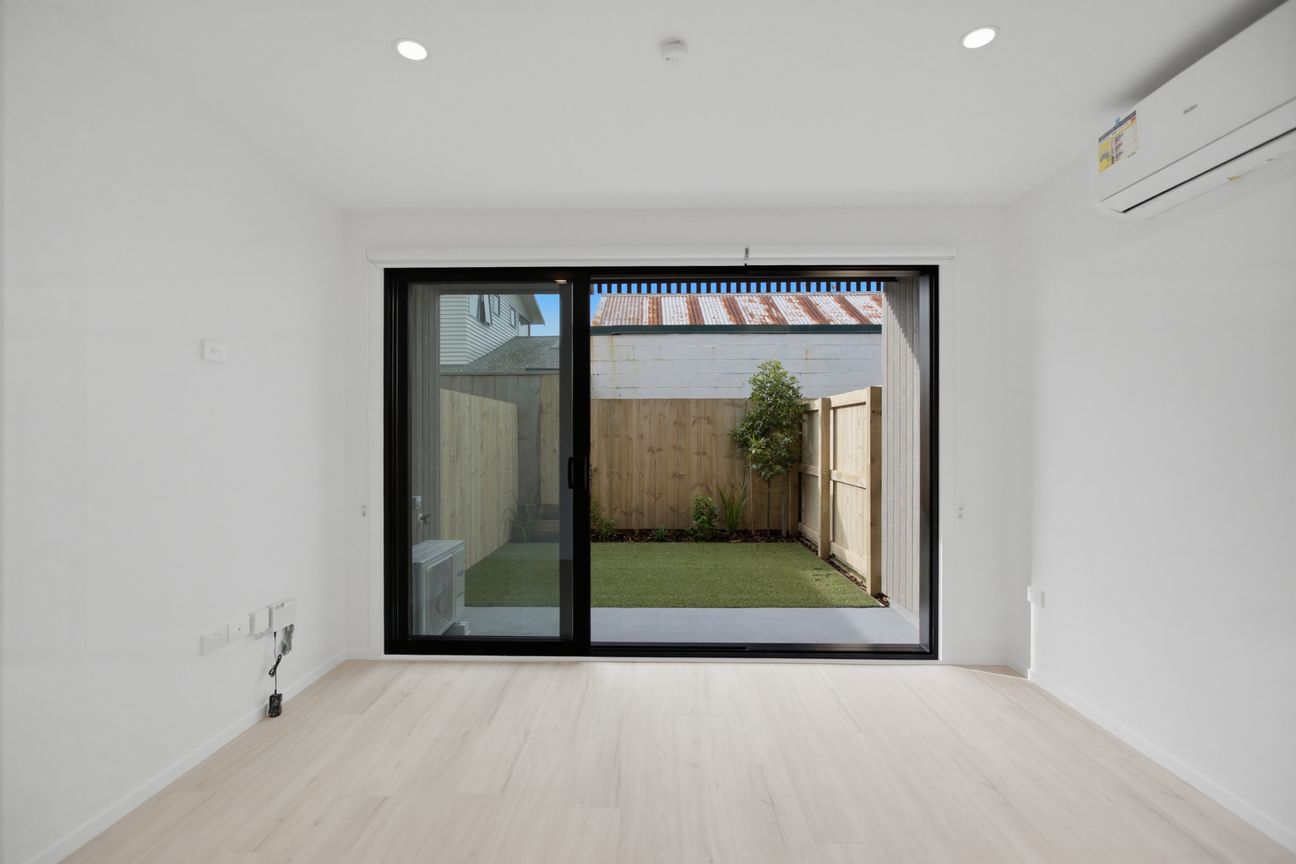 Brand Spanking New - Modern 3-Bedroom Townhouse with Private Courtyard - Bild 6