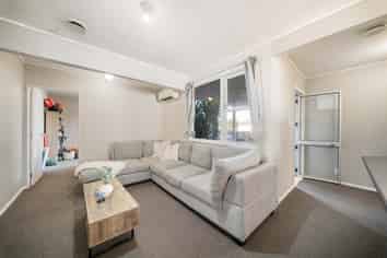 42 Cobham Crescent, Kelston