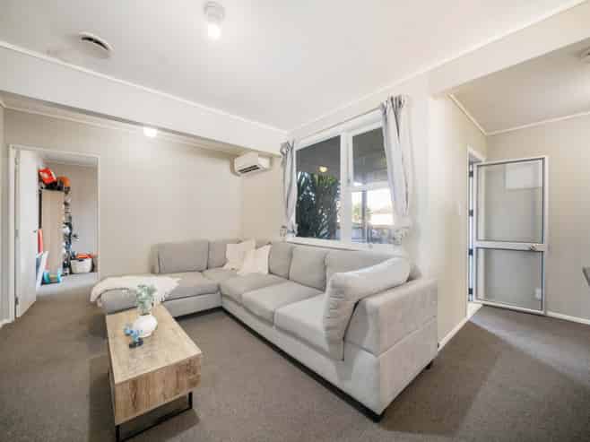 42 Cobham Crescent, Kelston