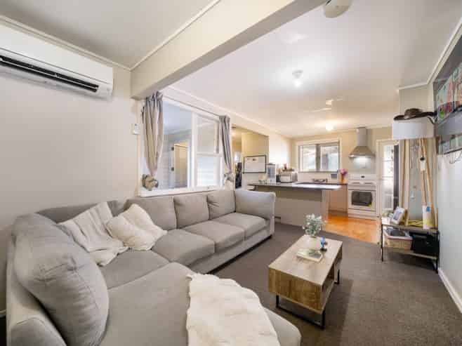 42 Cobham Crescent, Kelston