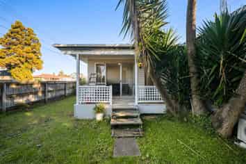 42 Cobham Crescent, Kelston