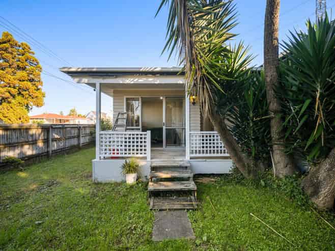 42 Cobham Crescent, Kelston
