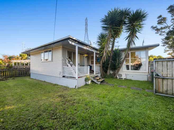 42 Cobham Crescent, Kelston