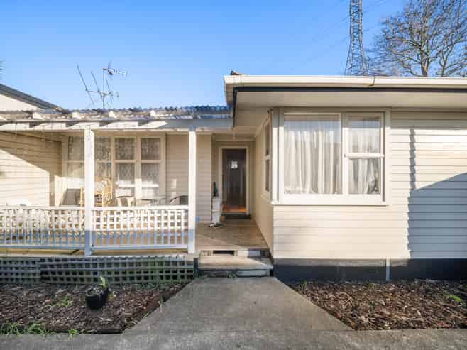 42 Cobham Crescent, Kelston