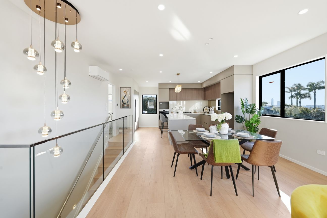 Brand New Luxury Living with Panoramic Views - Mehr