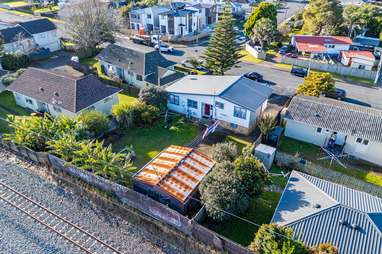 Freehold Opportunity, Move In, Invest or Add Value - Bild 4