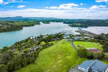16 Kanuka Road, Sandspit