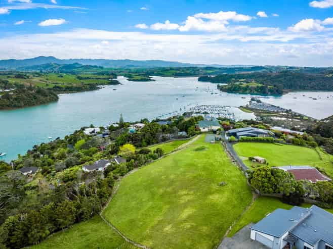 16 Kanuka Road, Sandspit