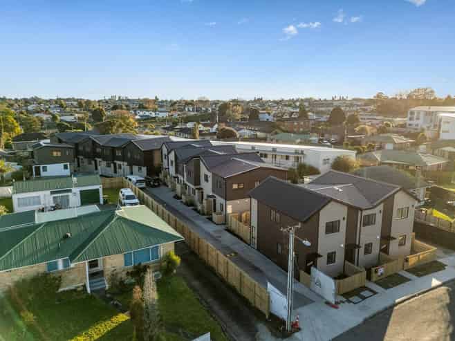 16-18 Lincoln Road, Manurewa East