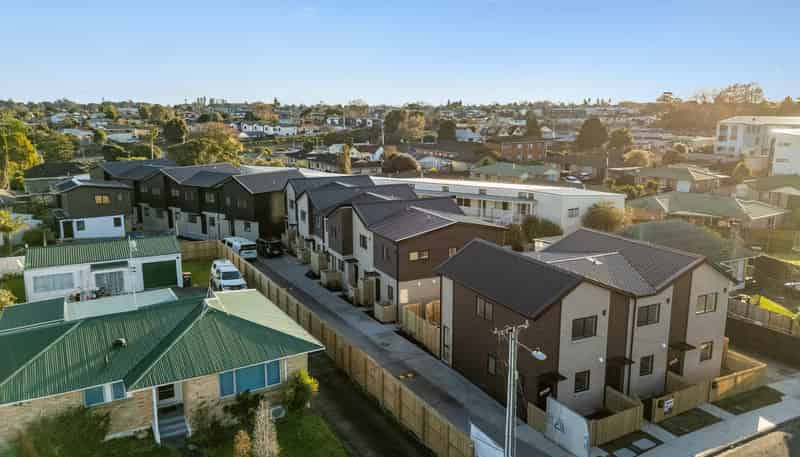 16-18 Lincoln Road, Manurewa East