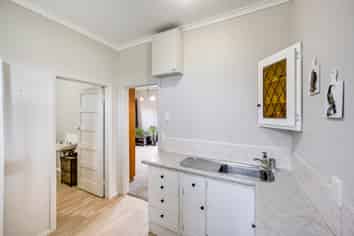 310 Park Road South, Akina