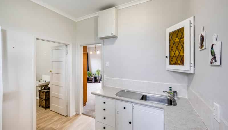 310 Park Road South, Akina