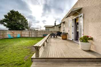 310 Park Road South, Akina