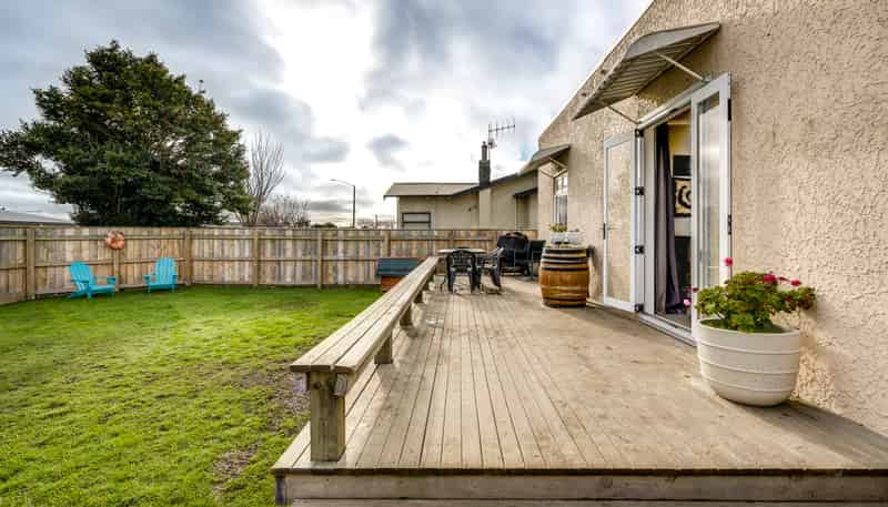 310 Park Road South, Akina