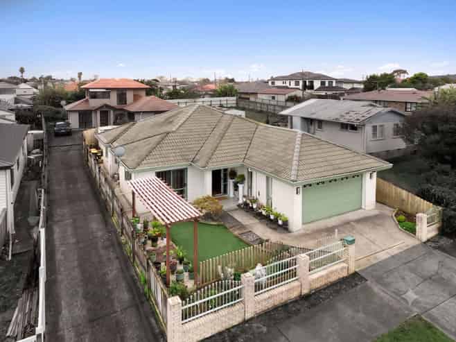 16 Atkinson Avenue, Papatoetoe