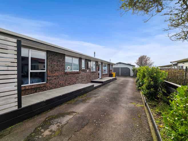 100 Pembroke Road, West, Stratford