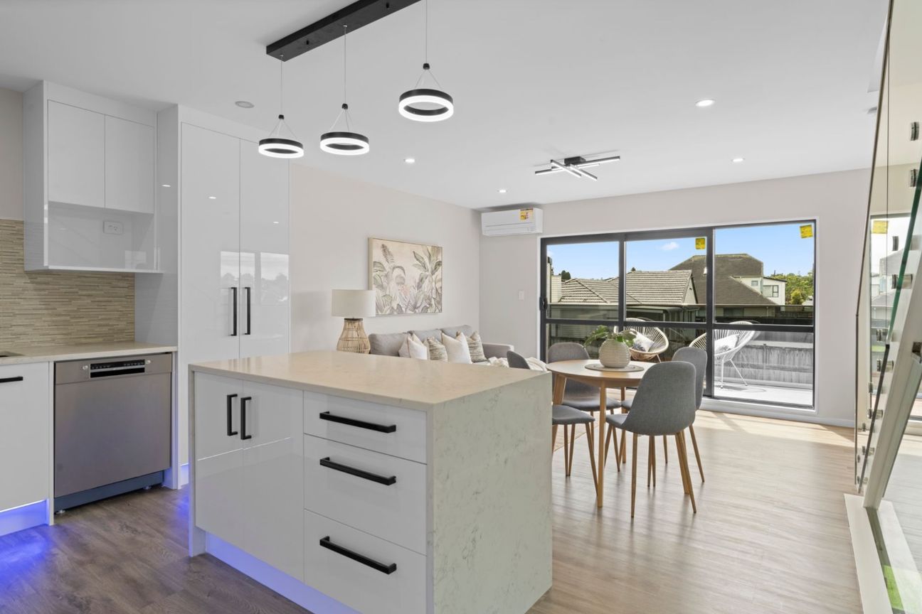 4-Bedroom, 4-Bathroom Townhouse in Bucklands Beach, Manukau - Bild 3