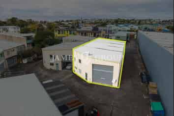 LARGE DRIVE-THROUGH INDUSTRIAL IN SWANSON | 446m²