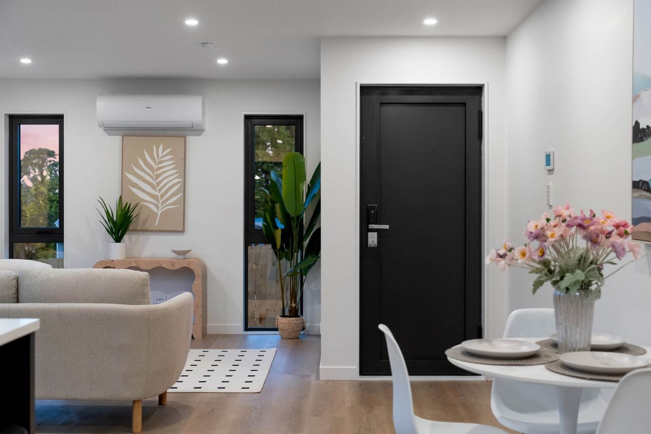 Corner Home, More Light & Space - Mehr
