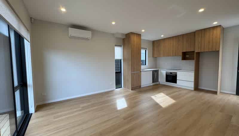 2/13 Thomas Road , Mangere