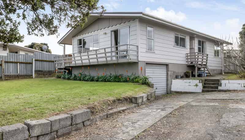 6 Yates Street, Otaki Beach