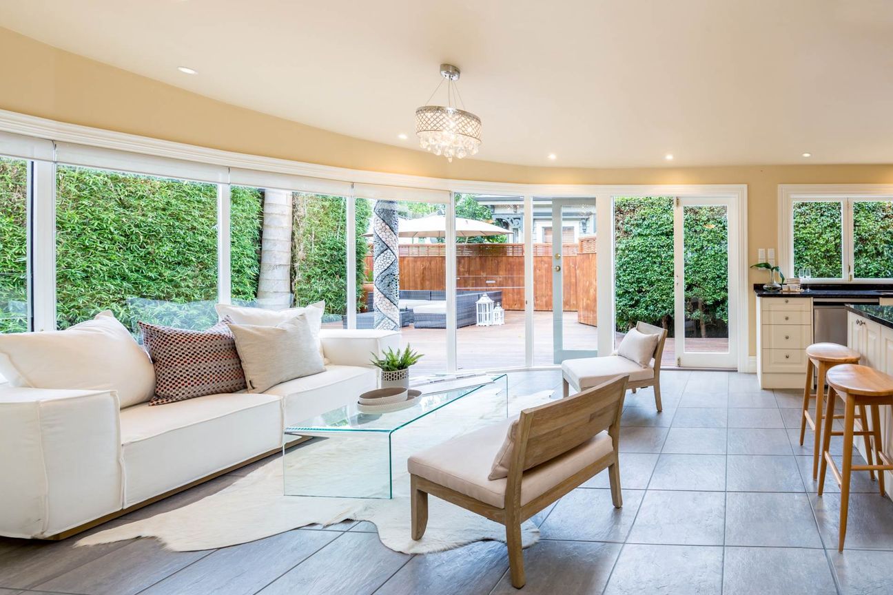 STUNNING EPSOM VILLA - Widok 3