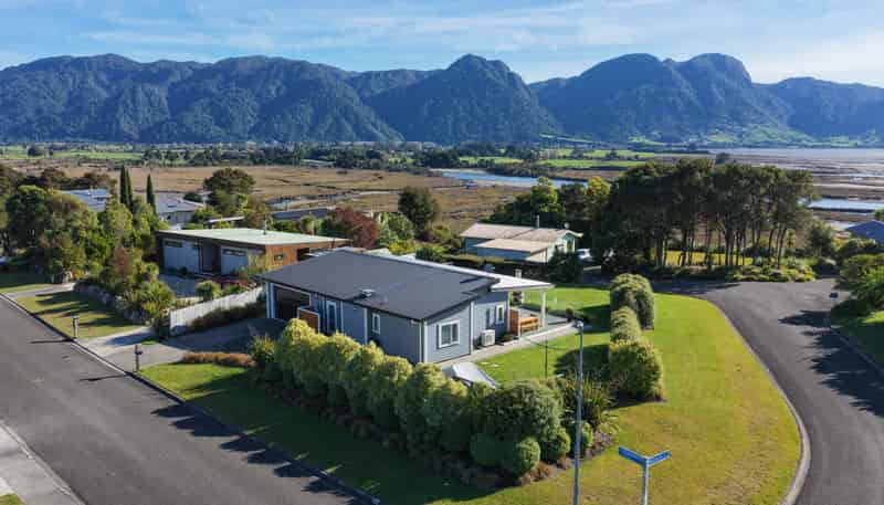 2 Ruataniwha Drive, Collingwood