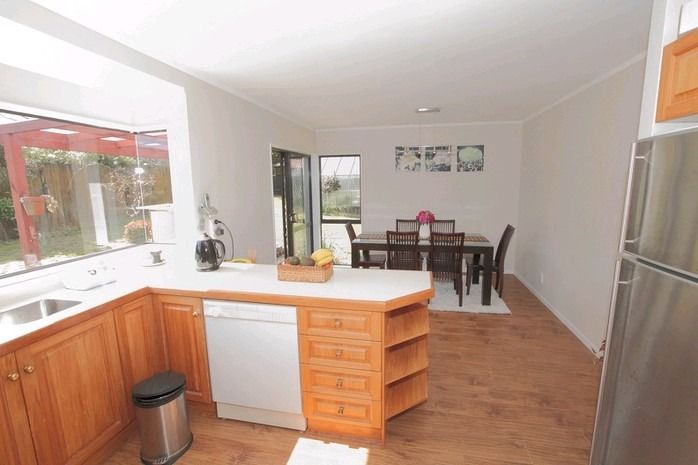 Bright and spacious brick and tile home - Widok 5