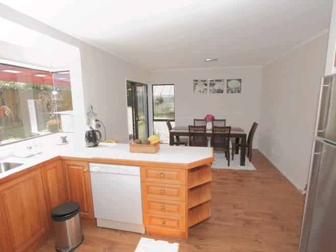 18 Pinewood Grove, Botany Downs