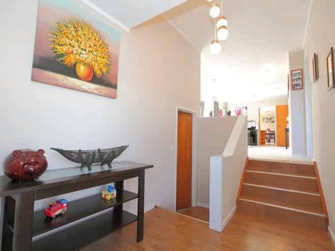 18 Pinewood Grove, Botany Downs