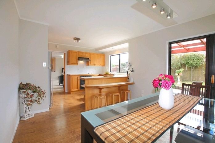 Bright and spacious brick and tile home - Widok 2
