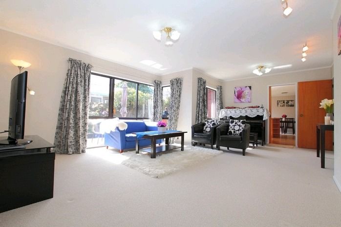 Bright and spacious brick and tile home - Widok 4