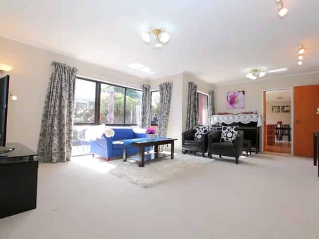 18 Pinewood Grove, Botany Downs