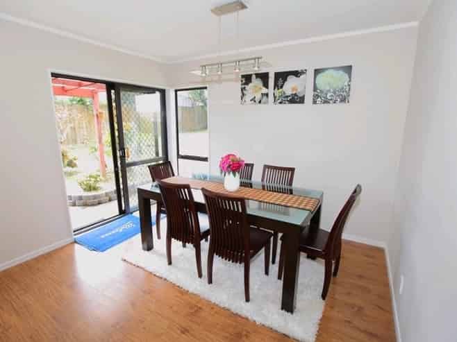 18 Pinewood Grove, Botany Downs