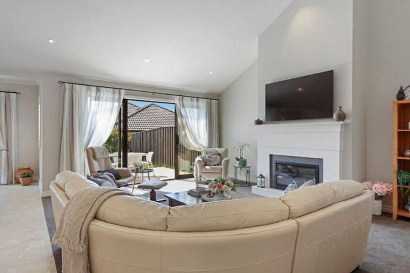 FULLY FURNISHED STUNNER IN KARAKA HARBOURSIDE - Mehr