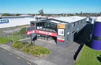 SHOWROOM, OFFICE + WAREHOUSE FLEXIBILITY

