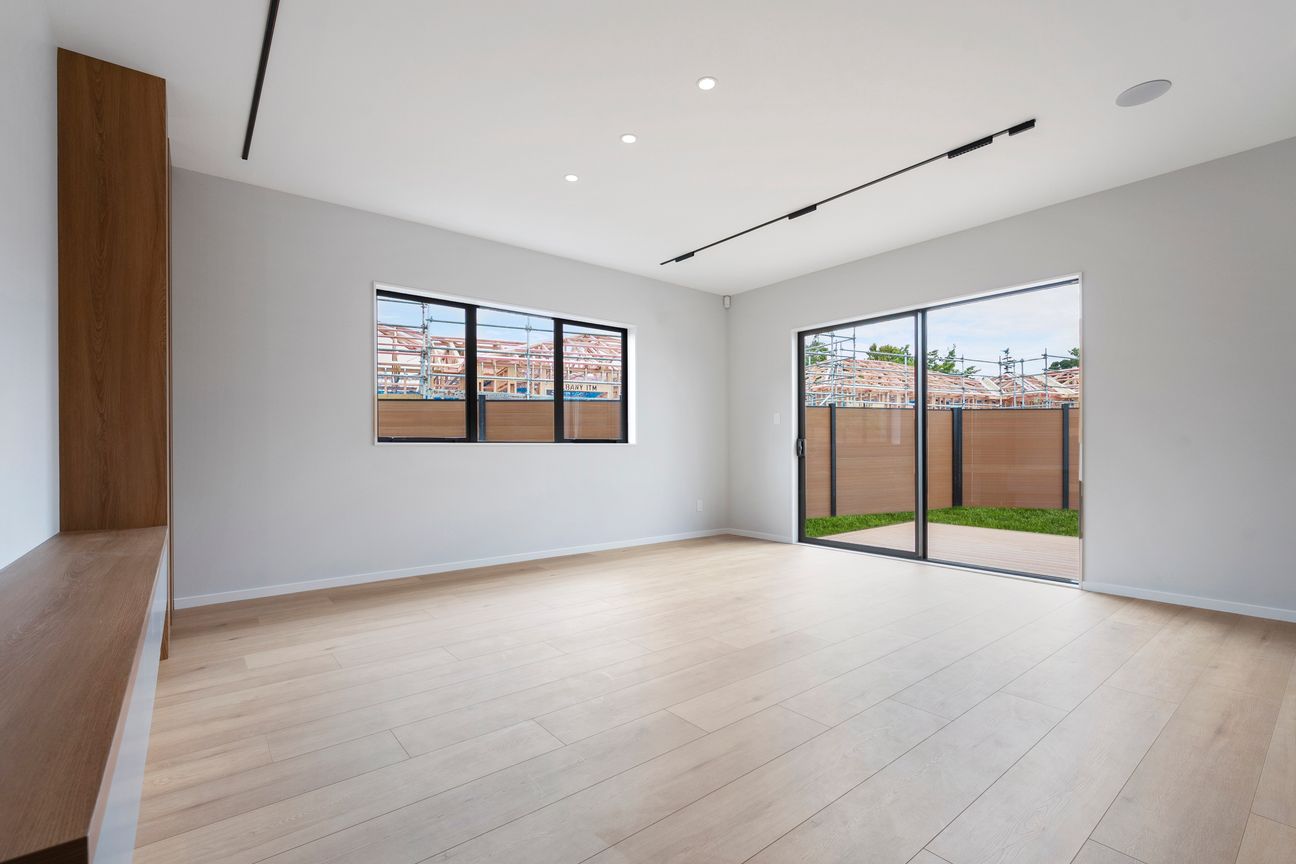 Modern Family Living Meets Exceptional Value - Mehr