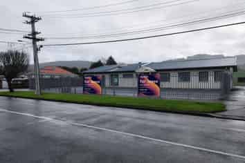 Office/workshop and yard For Lease