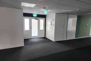 Office/workshop and yard For Lease