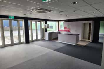 Office/workshop and yard For Lease
