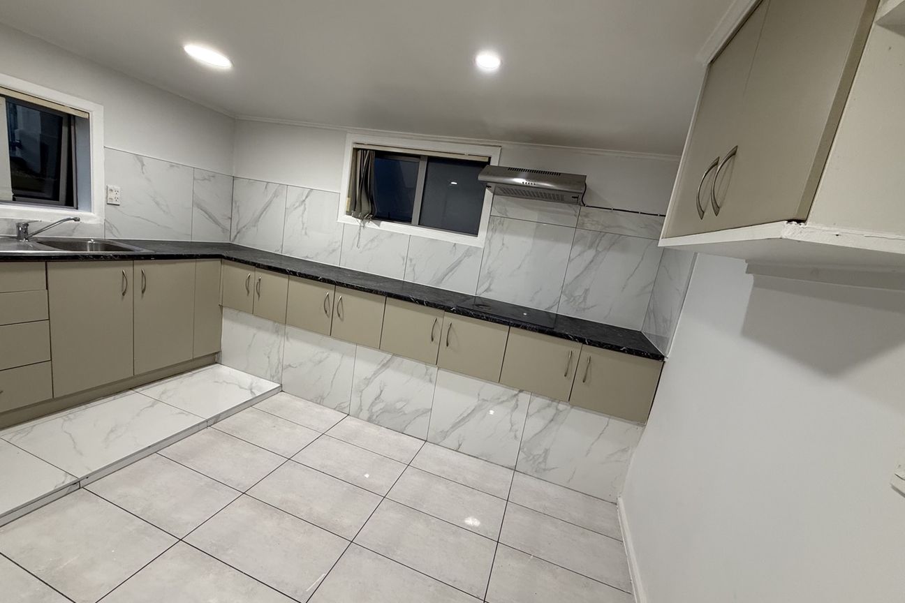 Spacious 2-Bedroom Home with Dedicated off street Parking in the Heart of Papatoetoe - Więcej