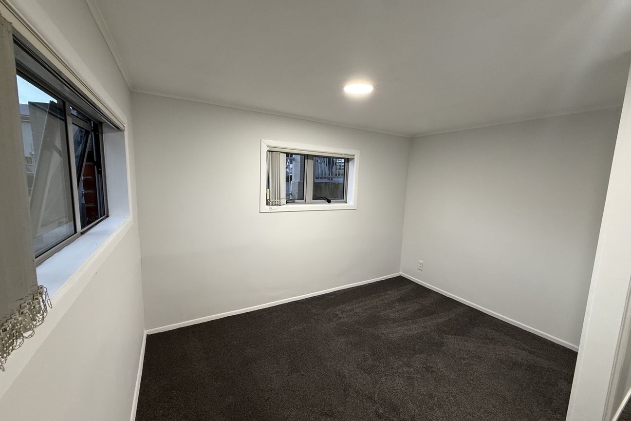 Spacious 2-Bedroom Home with Dedicated off street Parking in the Heart of Papatoetoe - Widok 5