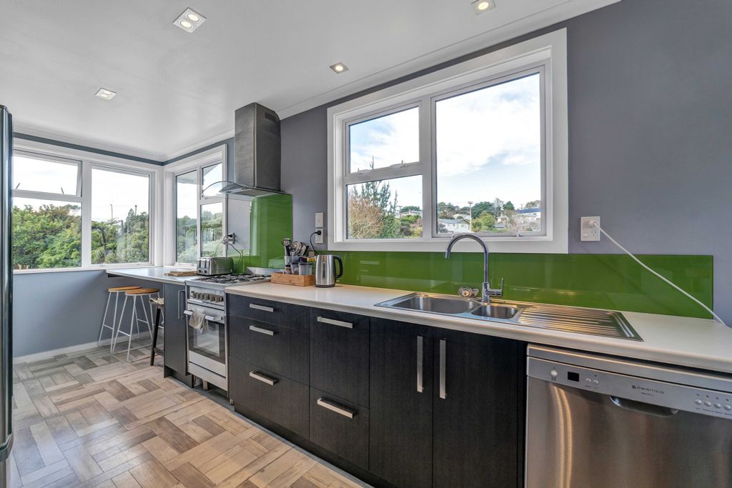 Modernised, spacious, secure, and convenient! - Aanzicht 2