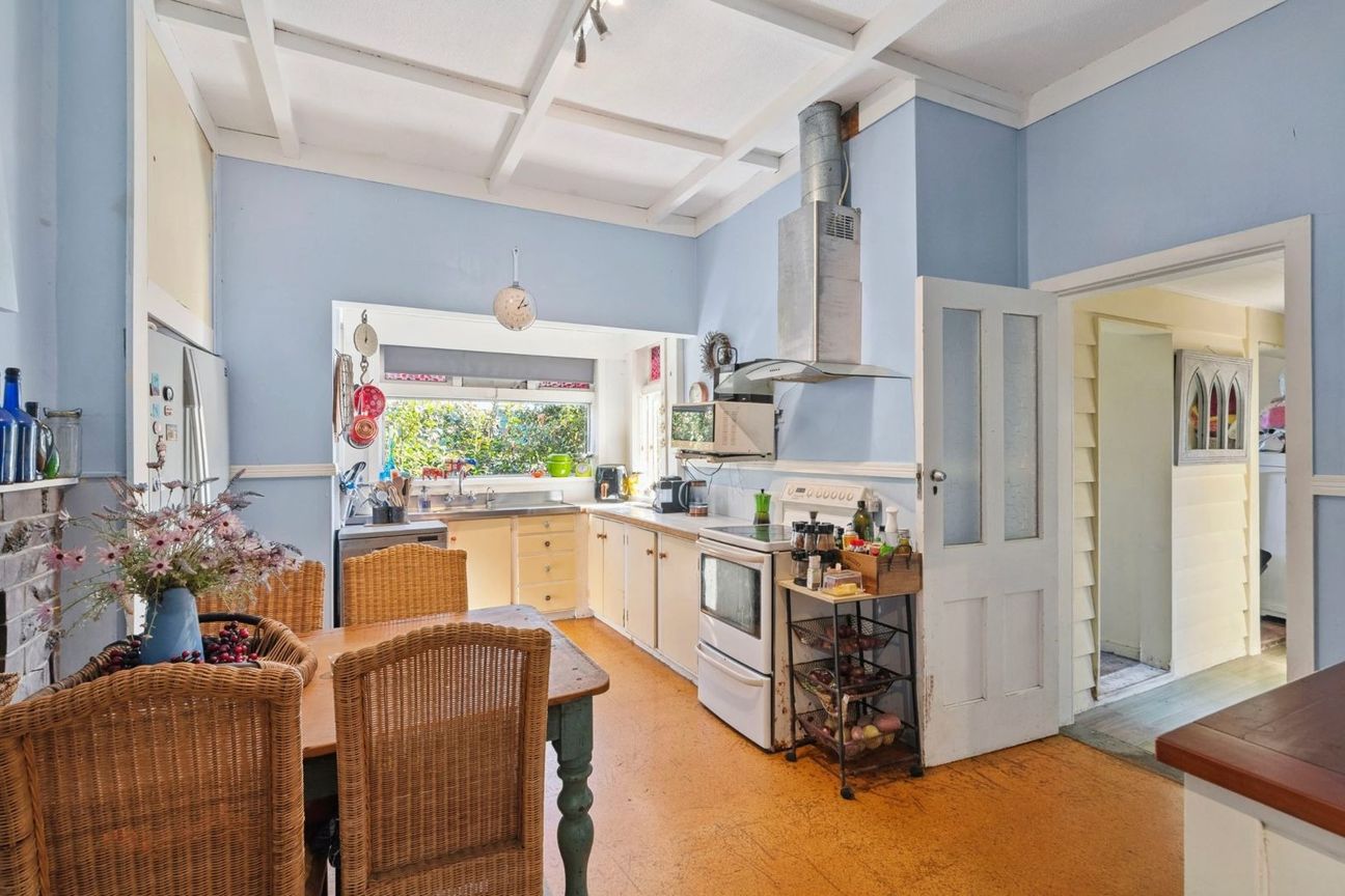 Charming Character Home with Spacious Grounds   Hill Park  $700 p/w - Widok 4