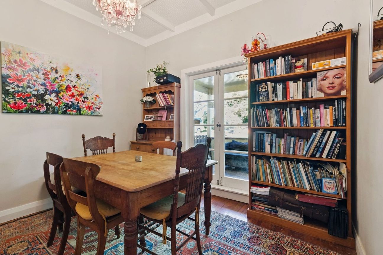 Charming Character Home with Spacious Grounds   Hill Park  $700 p/w - Widok 5